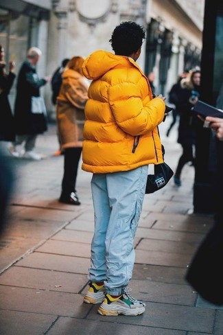 С чем носить оранжевую куртку мужчине в прохладную погоду: Окружающие по достоинству оценят твой стиль, когда увидят тебя в оранжевой куртке и голубых спортивных штанах. Если ты предпочитаешь более практичную обувь, останови свой выбор на разноцветных кроссовках.