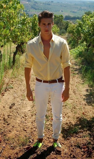 Какие топсайдеры носить с белыми джинсами лето: Желтая рубашка с длинным рукавом и белые джинсы — беспроигрышный выбор, если ты хочешь создать лёгкий, но в то же время стильный мужской образ. В сочетании с этим образом прекрасно будут смотреться топсайдеры. Такое сочетание обязательно будет у тебя в любимчиках в знойные летние дни.