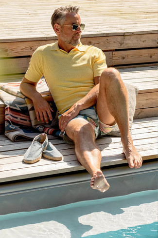 С чем носить голубые шорты для плавания за 40 лет: Стильное сочетание желтой футболки-поло и голубых шорт для плавания подходит для тех случаев, когда комфорт ставится превыше всего. Что касается обуви, можешь отдать предпочтение классическому стилю и выбрать голубые эспадрильи из плотной ткани.