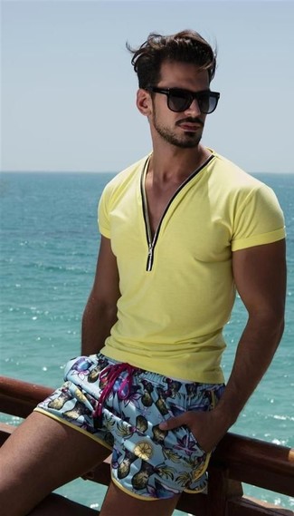 С чем носить бирюзовые шорты мужчине: Для выходного дня в кругу друзей идеально подойдет сочетание желтой футболки с v-образным вырезом и бирюзовых шорт.