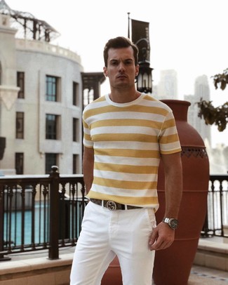 Модный лук: желтая футболка с круглым вырезом в горизонтальную полоску, белые брюки чинос, коричневый кожаный ремень, серебряные часы