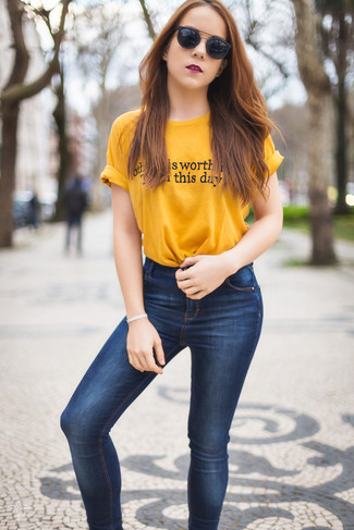 С чем носить темно-синие джинсы скинни: Желтая футболка с круглым вырезом с принтом в паре с темно-синими джинсами скинни поможет выразить твой личный стиль и выигрышно выделиться из общей массы.