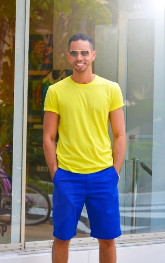 Модный лук: желтая футболка с круглым вырезом, синие шорты