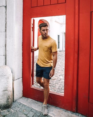 Какие шорты носить с серыми кроссовками в 20 лет мужчине: Желтая футболка с круглым вырезом в сочетании с шортами позволит подчеркнуть твою индивидуальность. Этот образ гармонично дополнят серые кроссовки.