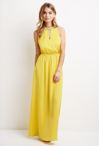 С чем носить желтое вечернее платье в жару в деловом стиле: Для воплощения изысканного вечернего ансамбля прекрасно подойдет желтое вечернее платье.