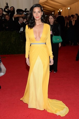 Как Olivia Munn носит Желтое вечернее платье