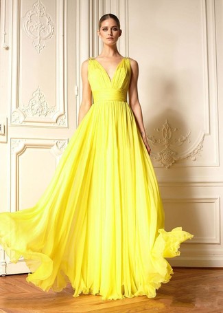 С чем носить желтое вечернее платье со складками в жару: Желтое вечернее платье со складками — великолепный образ для светского мероприятия.