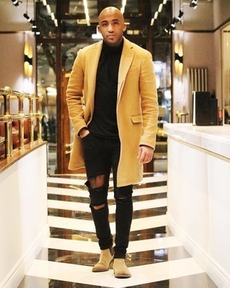 С чем носить желтое пальто в 30 лет мужчине в холод в стиле кэжуал: Если ты любишь одеваться с иголочки, и при этом чувствовать себя комфортно и уверенно, тебе стоит опробировать это сочетание желтого пальто и черных рваных зауженных джинсов. Любители экспериментировать могут закончить ансамбль светло-коричневыми замшевыми ботинками челси, тем самым добавив в него чуточку изысканности.