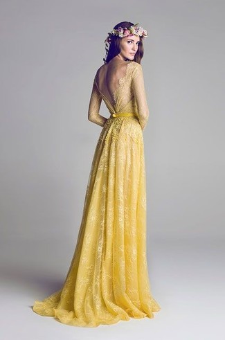 С чем носить золотое кружевное платье: Золотое кружевное платье — идеальный выбор для выхода в свет.
