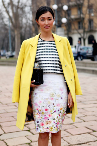 С чем носить золотое пальто женщине: Золотое пальто и белая юбка-карандаш с цветочным принтом — хороший выбор для офисного образа на каждый день.