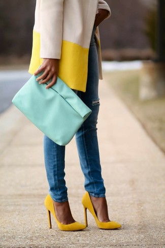 Какие джинсы скинни носить с желтыми туфлями в прохладную погоду в деловом стиле: Если ты из той когорты женщин, которые любят выглядеть стильно, тебе подойдет сочетание желтого пальто и джинсов скинни. Что касается обуви, желтые туфли — наиболее подходящий вариант.