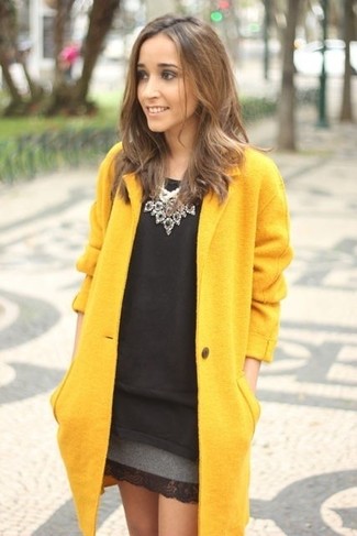 С чем носить темно-серое колье в теплую погоду: Желтое пальто и темно-серое колье — превосходная формула для воплощения модного и удобного наряда.