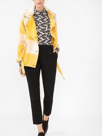 С чем носить оксфорды в 30 лет женщине в прохладную погоду в деловом стиле: Желтое пальто в шотландскую клетку в сочетании с черными брюками-галифе подчеркнет твой выразительный стиль. Вместе с этим нарядом чудесно смотрятся оксфорды.
