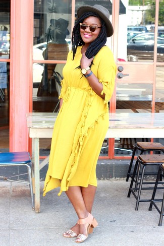 С чем носить темно-серую шляпу в 20 лет женщине в жару в стиле смарт-кэжуал: Желтое платье-миди и темно-серая шляпа — отличное решение для барышень, которые постоянно в движении. Весьма подходяще здесь будут выглядеть бежевые кожаные босоножки на каблуке.