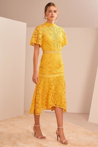 С чем носить желтое платье в стиле смарт-кэжуал: Желтое платье — идеальный выбор, если ты хочешь создать раскованный, но в то же время модный лук. В сочетании с этим луком прекрасно будут смотреться бежевые кожаные босоножки на каблуке.