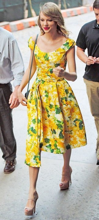 Как Taylor Swift носит Желтое платье-миди с цветочным принтом, Бежевые кожаные босоножки на каблуке, Серая кожаная сумка через плечо