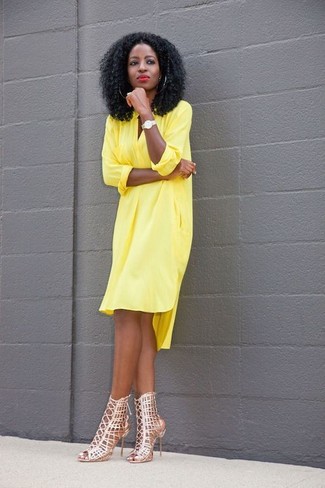 С чем носить желтое платье: Желтое платье будет великолепной идеей для непринужденного наряда на каждый день. Пара бежевых кожаных босоножек на каблуке очень органично вписывается в этот наряд.