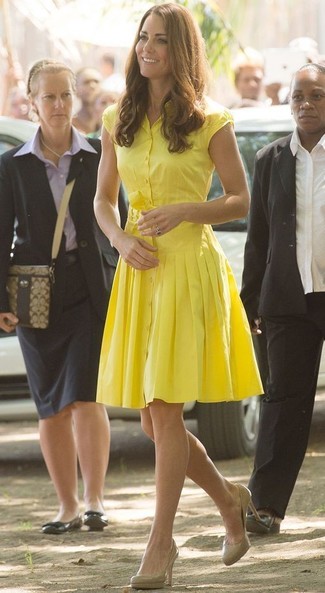 С чем носить желтое платье: Желтое платье будет классной идеей для простого лука на каждый день. Бежевые кожаные туфли — отличный выбор, чтобы дополнить образ.