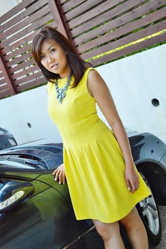 С чем носить желтое платье с плиссированной юбкой в 30 лет в теплую погоду: Желтое платье с плиссированной юбкой — великолепный выбор, если ты хочешь составить непринужденный, но в то же время модный лук.