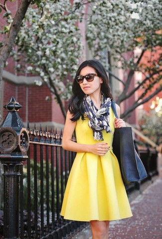 С чем носить бело-темно-синий шарф в 30 лет женщине: Если ты запланировала насыщенный день, сочетание желтого платья с плиссированной юбкой и бело-темно-синего шарфа позволит составить удобный лук в стиле кэжуал.