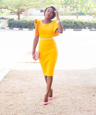 С чем носить желтое платье в 20 лет в деловом стиле: Желтое платье — это тот образ, в котором ты неизменно будешь притягивать взгляды. Вкупе с этим луком великолепно выглядят ярко-розовые кожаные туфли.