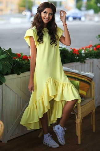 Модный лук: желтое свободное платье с рюшами, белые высокие кеды