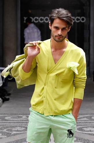 С чем носить желтый двубортный кардиган в 30 лет мужчине лето в стиле смарт-кэжуал: Желтый двубортный кардиган в сочетании с мятными шортами — хорошая идея для воплощения мужского ансамбля в элегантно-деловом стиле. Пережить невыносимую июльскую жару намного легче, если на тебе такое сочетание одежды.