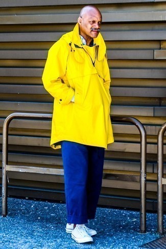 С чем носить желтое пальто мужчине весна в стиле кэжуал: Желтое пальто и синие брюки чинос — беспроигрышный образ, если ты хочешь создать раскованный, но в то же время модный мужской образ. Не прочь сделать лук немного строже? Тогда в качестве обуви к этому ансамблю, стоит выбрать белые низкие кеды из плотной ткани. Когда зимняя пора сменяется весной, нам хочется выглядеть модно и привлекательно для дамского пола. Такой образ точно в этом поможет.