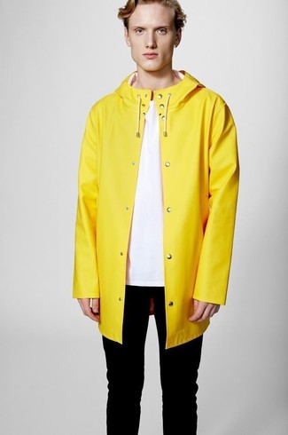 С чем носить желтое пальто мужчине в теплую погоду в стиле кэжуал: Желтое пальто и черные зауженные джинсы — хорошее решение для молодых людей, которые всегда в движении.