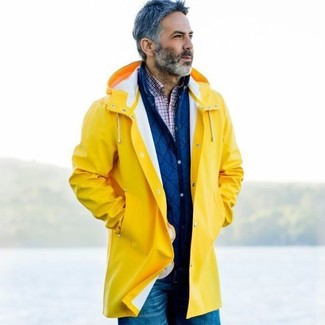 С чем носить желтое пальто за 50 лет мужчине: Составив лук из желтого пальто и синих джинсов, можно спокойно отправляться на свидание с возлюбленной или мероприятие с коллегами в расслабленной обстановке.