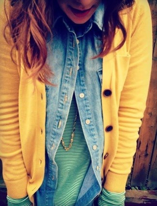 С чем носить голубую джинсовую рубашку женщине в теплую погоду в стиле смарт-кэжуал: Комбо из голубой джинсовой рубашки и желтого кардигана — прекрасная идея для воплощения образа в стиле business casual.