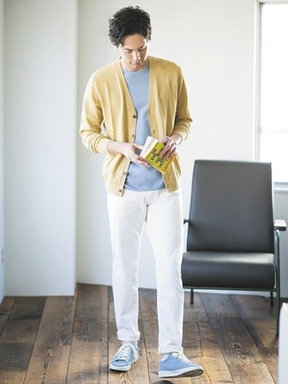 С чем носить желтый кардиган мужчине в стиле кэжуал: Желтый кардиган выглядит стильно в сочетании с белыми брюками чинос. Незаурядные молодые люди дополнят образ голубыми низкими кедами.