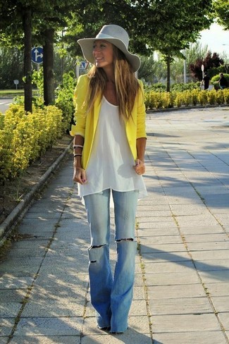 Модный лук: желтый пиджак, белая туника, голубые джинсы-клеш, серая шляпа