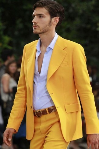 С чем носить пурпурную рубашку мужчине: Сочетание пурпурной рубашки и желтых классических брюк — хороший пример делового городского стиля.
