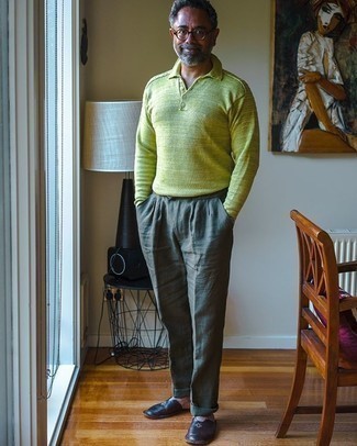 С чем носить темно-коричневые кожаные лоферы за 50 лет мужчине: Желтый свитер с воротником поло в паре с серыми льняными классическими брюками поможет создать стильный и мужественный образ. Если сочетание несочетаемого привлекает тебя не меньше, чем безвременная классика, заверши свой наряд темно-коричневыми кожаными лоферами.