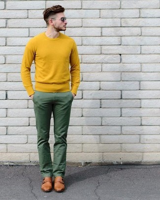 Как носить зеленые брюки с коричневой обувью в 30 лет мужчине осень: Желтый свитер с круглым вырезом и зеленые брюки — подходящее образ из и для вечернего свидания с любимой в кино или кафе, и для похода на выставку с ней же. Если тебе нравится сочетать в своих ансамблях разные стили, из обуви можешь надеть коричневые кожаные монки с двумя ремешками. Такой лук поможет создать яркое осеннее настроение, какой бы ни была погода на улице.