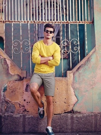 С чем носить желтый свитер с круглым вырезом мужчине: Желтый свитер с круглым вырезом и серые шорты — обязательные предметы в гардеробе джентльменов с чувством стиля. В паре с этим луком наиболее выгодно смотрятся темно-синие кожаные низкие кеды.