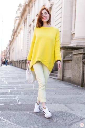 С чем носить желтые брюки женщине в теплую погоду: Если ты ценишь комфорт и функциональность, желтый свободный свитер и желтые брюки — замечательный выбор для стильного повседневного лука. Весьма выгодно здесь будут смотреться белые кожаные низкие кеды.