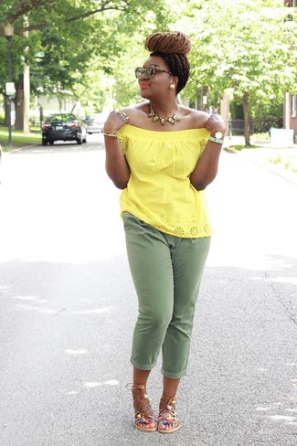 С чем носить желтую блузку в 20 лет в жару: Если ты любишь выглядеть стильно и при этом чувствовать себя комфортно и нескованно, тебе стоит попробовать это сочетание желтой блузки и оливковых брюк чинос. Создать модный контраст с остальными вещами из этого лука помогут разноцветные кожаные гладиаторы.