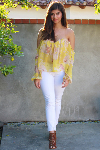 Модный лук: желтый топ с открытыми плечами с цветочным принтом, белые джинсы, табачные замшевые босоножки на каблуке