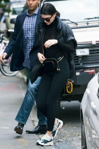 С чем носить разноцветные кроссовки в 20 лет женщине: Сочетание черного жилета и черных леггинсов - очень практично, и поэтому идеально на каждый день. В тандеме с разноцветными кроссовками весь лук смотрится очень динамично.
