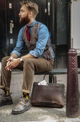 С чем носить темно-сине-желтые носки мужчине в теплую погоду: Лук из коричневого шерстяного жилета в шотландскую клетку и темно-сине-желтых носков позволит выглядеть аккуратно, а также подчеркнуть твою индивидуальность. Темно-коричневые кожаные рабочие ботинки гарантируют комфорт в движении.