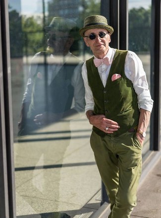 С чем носить темно-зеленые брюки чинос в 30 лет в деловом стиле: Оливковый хлопковый жилет в паре с темно-зелеными брюками чинос — воплощение делового городского стиля.
