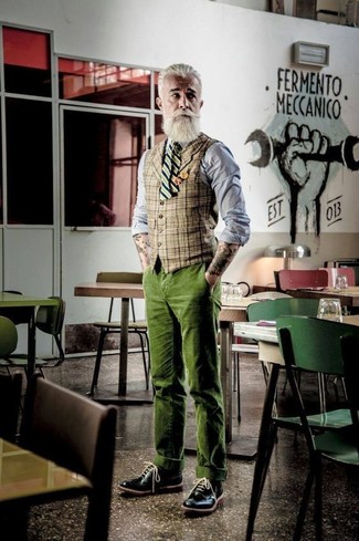 С чем носить темно-сине-зеленый галстук за 60 лет мужчине: Несмотря на то, что этот ансамбль весьма классический, ансамбль из светло-коричневого жилета в шотландскую клетку и темно-сине-зеленого галстука является неизменным выбором современных джентльменов, неминуемо пленяя при этом сердца прекрасных дам. Создать красивый контраст с остальными вещами из этого ансамбля помогут черные кожаные броги.