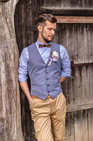 Модный лук: голубой жилет, голубая классическая рубашка, светло-коричневые брюки чинос, коричневый галстук-бабочка с принтом