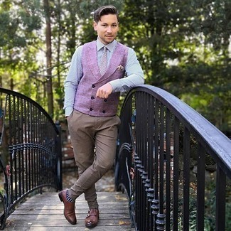 С чем носить пурпурное пальто мужчине в теплую погоду: Пурпурное пальто и коричневые брюки чинос — образец элегантного стиля. Думаешь сделать образ немного строже? Тогда в качестве обуви к этому луку, выбирай коричневые кожаные монки с двумя ремешками.