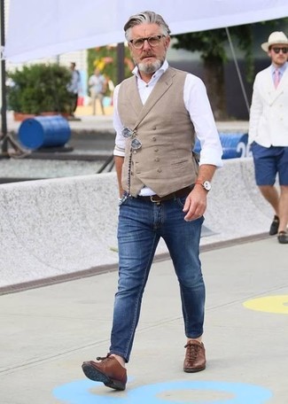 Какие зауженные джинсы носить с бело-черной классической рубашкой за 50 лет мужчине: Дуэт бело-черной классической рубашки и зауженных джинсов позволит составить необыденный мужской лук в стиле кэжуал. Смелые мужчины дополнят образ коричневыми кожаными низкими кедами.
