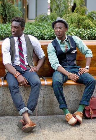 С чем носить разноцветный галстук мужчине: Сочетание темно-синего жилета и разноцветного галстука — прекрасный пример делового городского стиля. Бежевые замшевые оксфорды позволят сделать образ менее строгим.