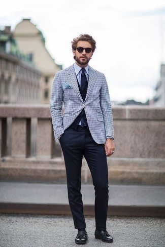 Какие лоферы носить с синими классическими брюками мужчине в теплую погоду в деловом стиле: Сочетание темно-синего жилета и синих классических брюк — образец элегантного мужского стиля. Закончив лук лоферами, ты привнесешь в него динамичность.