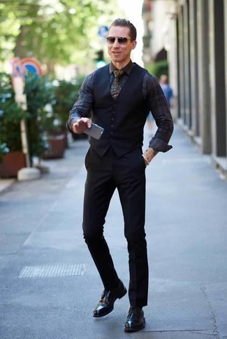 Как носить классическую рубашку с жилетом в 30 лет: Жилет и классическая рубашка — превосходный пример изысканного мужского стиля. Дерзкие молодые люди дополнят образ черными кожаными туфлями дерби.